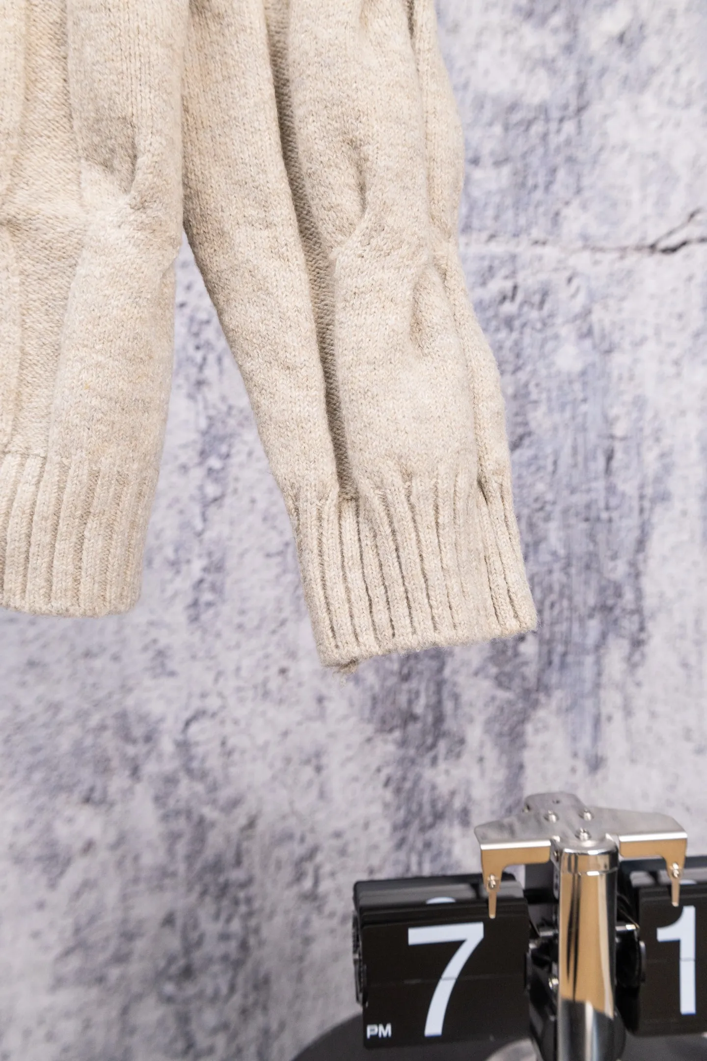 P190 Ralph Lauren 2026 new blended twist craft autumn and winter high-quality double zipper stand collar knitted cardigan jacket. Its design is really amazing. The blended twist craft makes it full of texture. The double zipper stand collar design is not only warm but also super stylish. Wearing it instantly enhances your temperament. Whether it is paired with a dress or jeans, it can be easily worn, showing a high-end feel in autumn and winter. The colors are also super nice, and each one is super elegant. Wearing them while walking on the street will turn heads 100% of the time. 🎺 This autumn and winter, buy yourself a warm and fashionable jacket, so that you can look beautiful in the cold weather. Size: S M L Color: Beige Black Gray